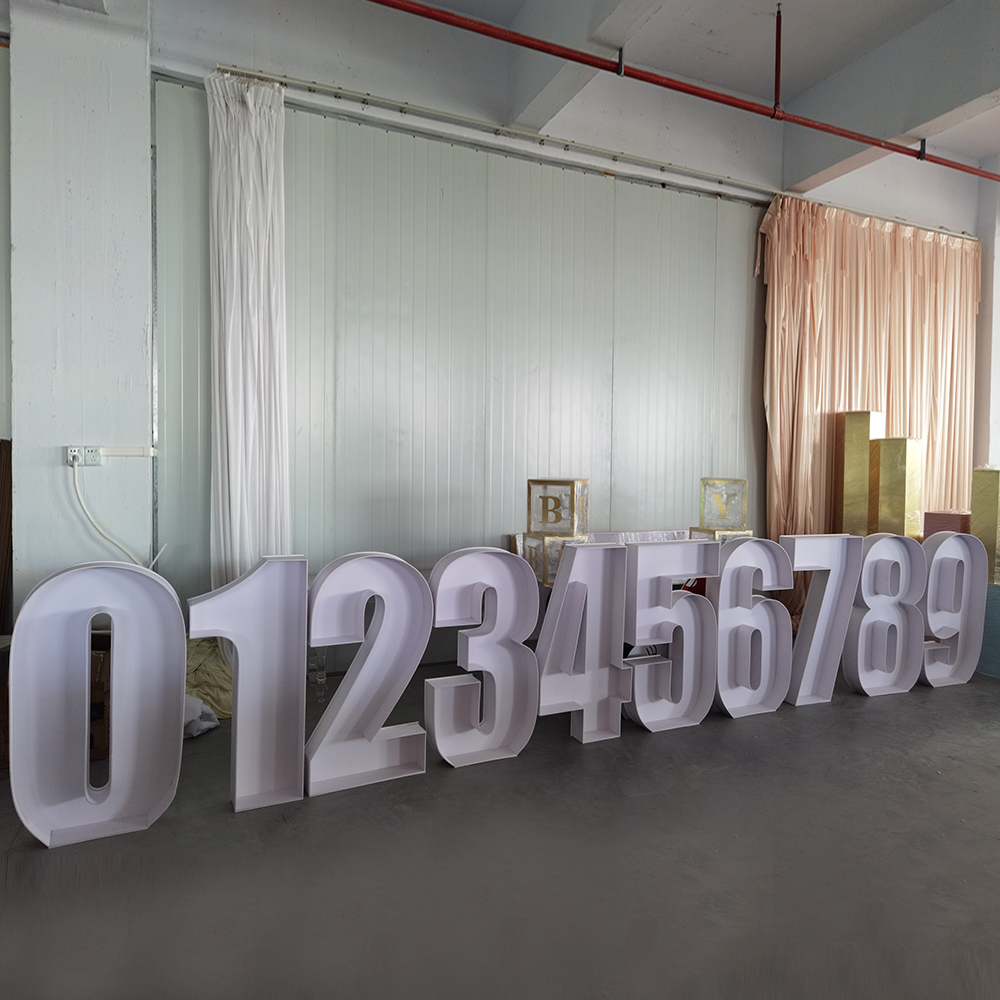 Duże litery oświetlane, duże c – Light Up Letters Marquee recenzja i cena