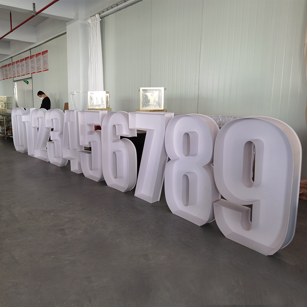 Duże litery oświetlane, duże c – Light Up Letters Marquee recenzja i cena
